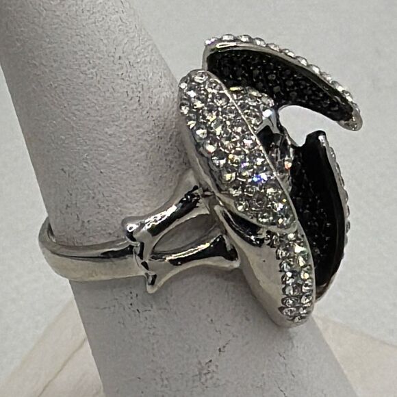 Brand New!! Size 9 Black and clear rhinestone encrusted skull and bat wing ring - Picture 4 of 6